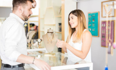 3 amazing retailers that sell customized engagement rings