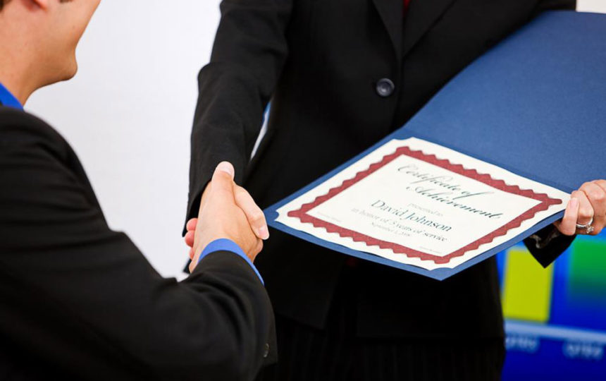 5 benefits of employee recognition awards