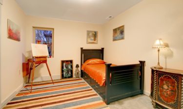 Cool furnishing tips for a small bedroom space