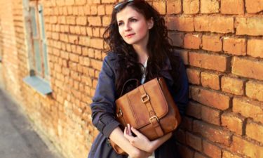 How to differentiate a real leather handbag from faux leather