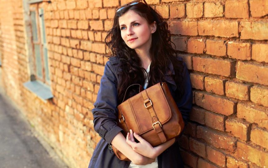 How to differentiate a real leather handbag from faux leather