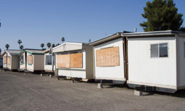 How to find mobile home movers