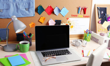 How to organize your office desks for maximum convenience