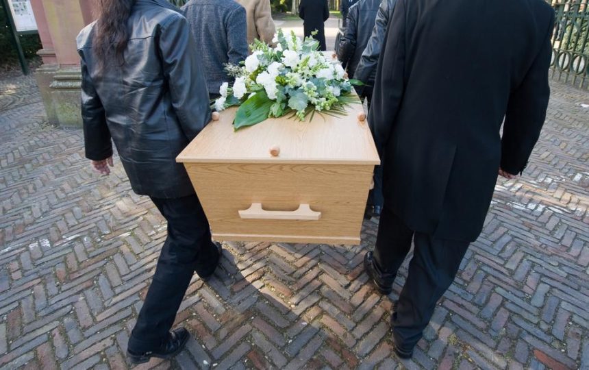 How to pick the right casket for a funeral ceremony?