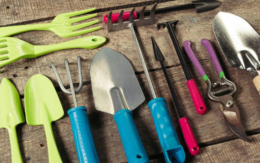 Keep your garden weed-free and clean with right garden tools