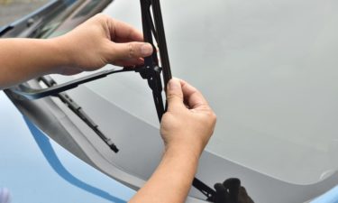 Steps to be followed for replacing the windshield by yourself