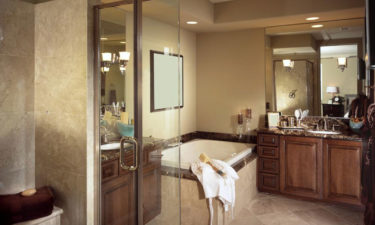 Tips to give your bathroom a hotel-like look