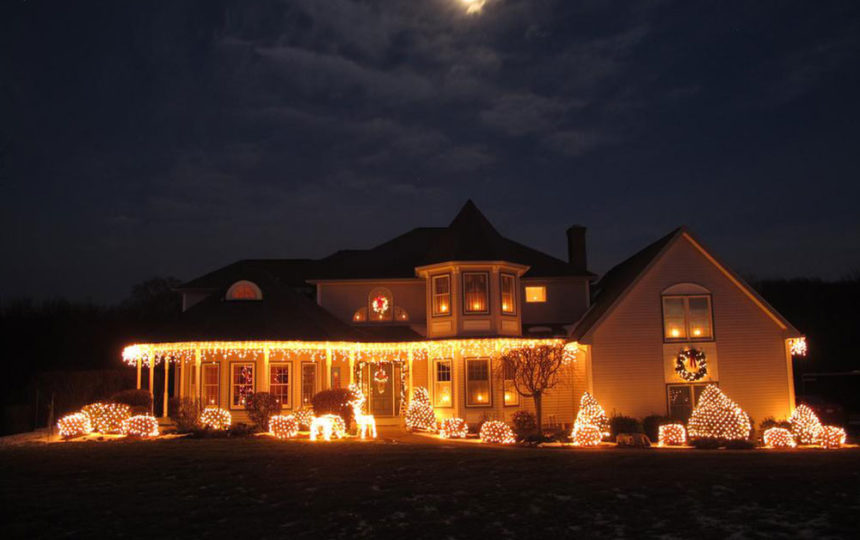 Tips to safely use outdoor Christmas lights during this holiday season