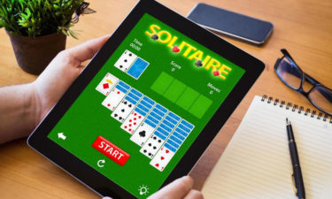 What are different ways of playing Solitaire?