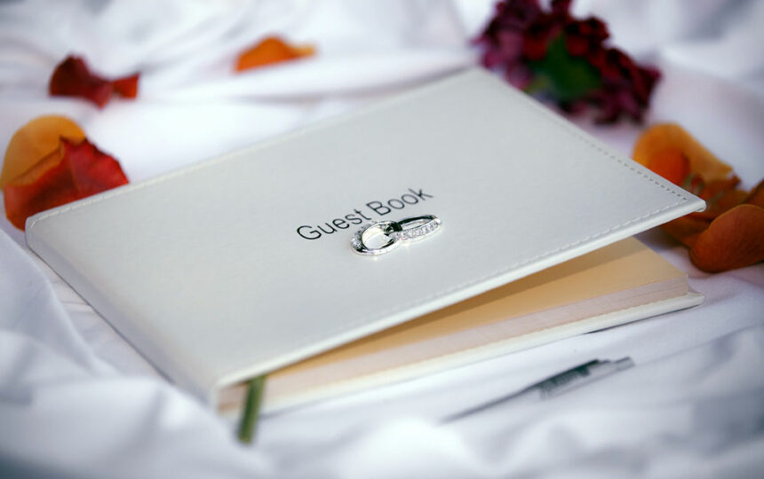 Wedding guest book – Design, presentation, and DIY ideas