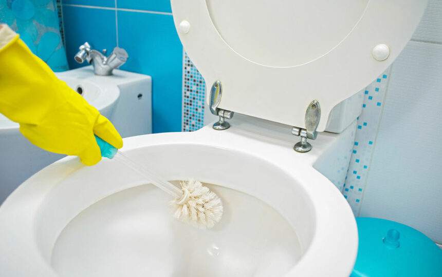 14 common mistakes to avoid while cleaning the bathroom