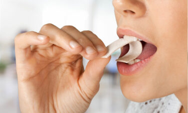 Sugar-free chewing gum – Ingredients, benefits, and downsides